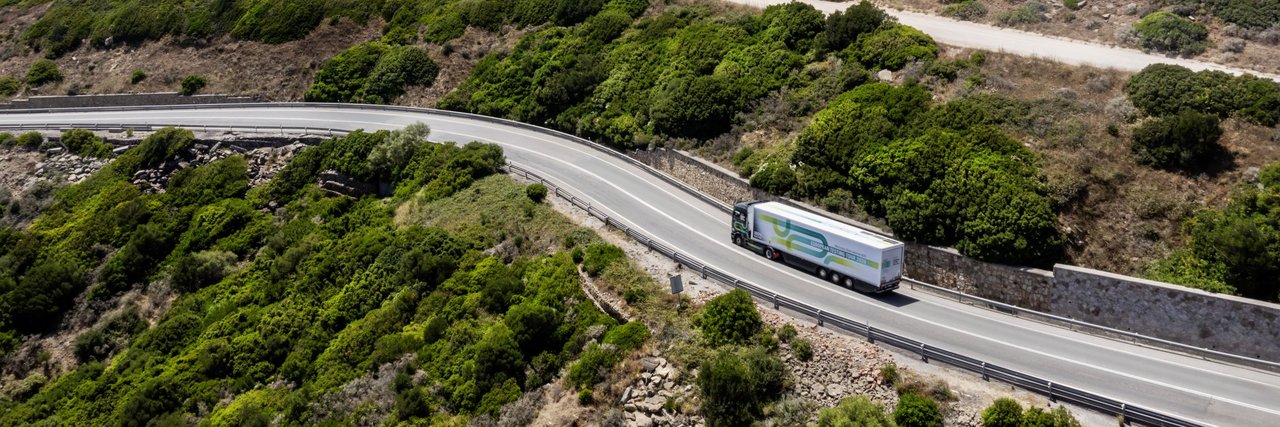 Mercedes-Benz eActros 600 fährt durch europäische Windräder