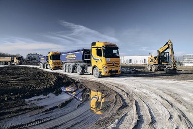 Strong guys transport thousands of cubic metres of excavated soil: the Schuon freight company uses two Mercedes-Benz Actros at a large construction site for a new hospital in Böblingen-Sindelfingen near Stuttgart