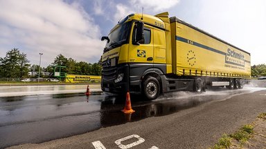 Controlled emergency braking: Mercedes-Benz Trucks at the driving safety training at the Nürburgring