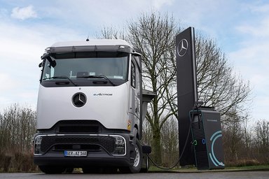 Daimler Truck baut halböffentliches Ladenetzwerk für Lkw auf – erste Pilotkunden erfolgreich gestartet