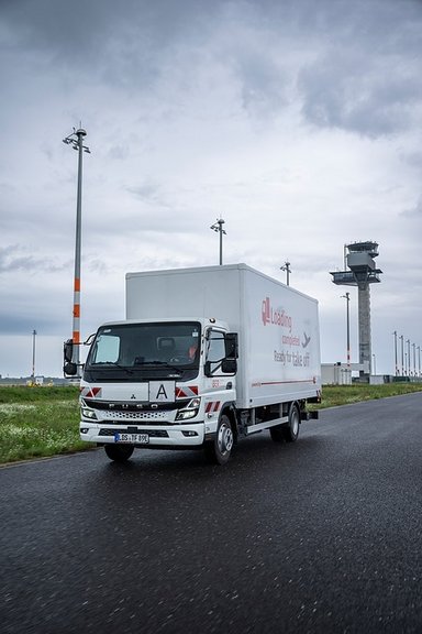 Ready for take off: Flughafen Berlin Brandenburg GmbH setzt auf vollelektrischen eCanter der Daimler Truck Marke FUSO