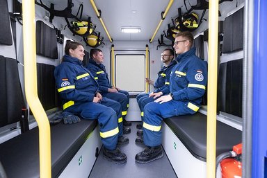 75th Atego on its 75th birthday: Germany-wide handover of equipment trucks to THW in full gear