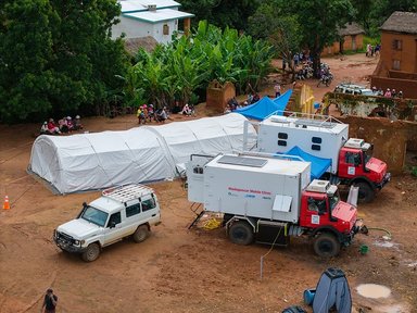 Zwei Unimog U 5000 für neues Hilfsprojekt der DEICHMANN-Stiftung
