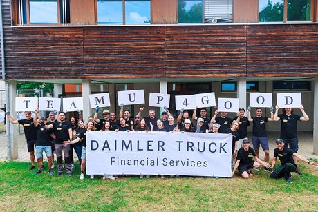 Social Day bei Daimler Truck Financial Services: Mitarbeitende verschönern den Außenbereich bei der eva-Einrichtung Scout