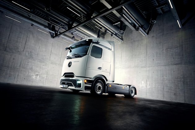 Mercedes Benz Trucks expands its e truck portfolio with new eActros Lowliner variant