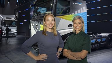 Karin Rådström und Stina Fagerman präsentieren die Neuheiten von Mercedes-Benz Trucks auf der IAA Transportation 2022