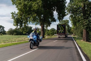 Großes Hallo in Halberstadt: eActros 600 fährt 30 Kilometer rückwärts auf öffentlichen Straßen zum Global Parts Center