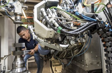 Fertigung von schweren Lkw-Getrieben im Mercedes-Benz Werk Gaggenau (Werkteil Rastatt)