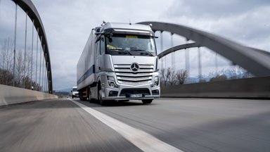 Mehr Sicherheit durch teilautomatisiertes Fahren: Spedition Wagenstetter aus Forsting in Oberbayern testete den Active Drive Assist im neuen Actros