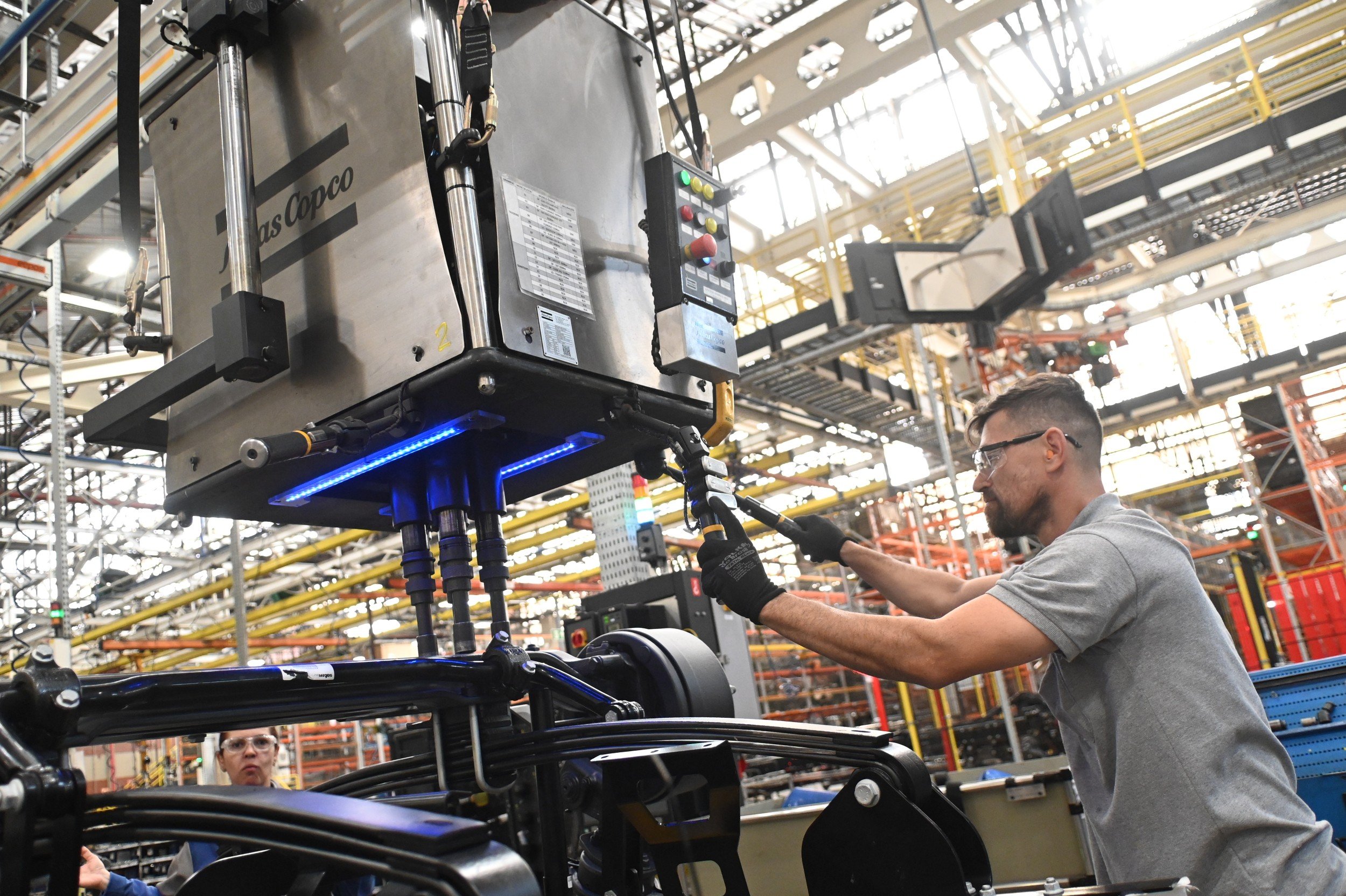 Ein Mitarbeiter im Werk.