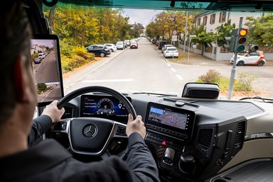 Sehen, wo der Mensch nicht hinsieht – Mercedes-Benz Trucks setzt auf intelligente Assistenzsysteme zum besseren Schutz von Radfahrenden und Fußgängern