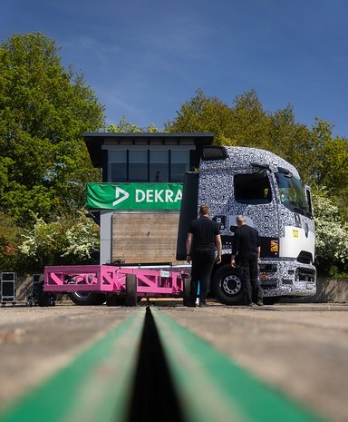 Sicherer unterwegs mit Hochvolt: Hohe passive Sicherheit des Mercedes-Benz eActros 600 in Crash-Tests bestätigt