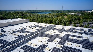 Beitrag zur CO2-neutralen Energieversorgung bei Daimler Truck: Photovoltaikanlage im Werk Wörth fängt die Sommersonne ein