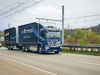 40 Tonnen Gesamtgewicht: batterieelektrischer eActros fährt jetzt mit Anhänger im Nordschwarzwald