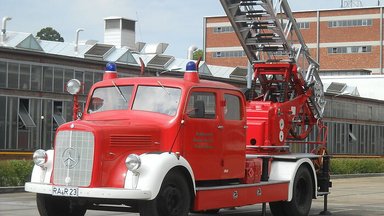 Mercedes-Benz Werk Gaggenau übergibt historisches Feuerwehrfahrzeug an das Unimog-Museum