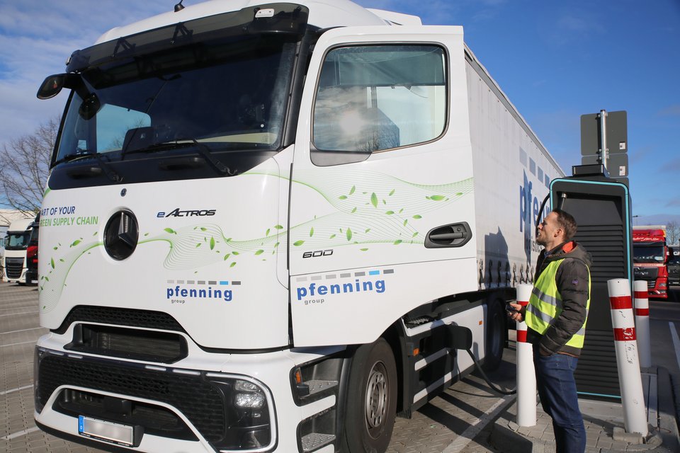 Mercedes-Benz eActros 600 im Ladeprozess
