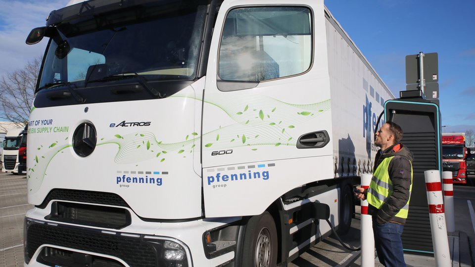 Mercedes-Benz eActros 600 im Ladeprozess