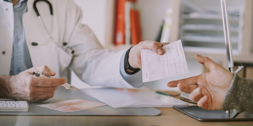 Visual Mercedes-Benz BKK - Arzt übergibt Rezept