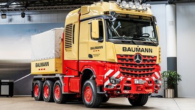 1.000 Tonnen Lastkraft wagen: Mercedes-Benz Trucks übergibt besonderen Schwerlast-Lkw an Kunden