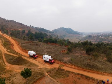 Zwei Unimog U 5000 für neues Hilfsprojekt der DEICHMANN-Stiftung