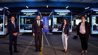 Hightech und Historie: In Regensburg verkehren nun sechs bemerkenswert ausgestattete  Mercedes-Benz eCitaro