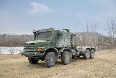 Mercedes-Benz Special Trucks expands its defence portfolio: four-axle Zetros with all-wheel drive on show for the first time at Eurosatory