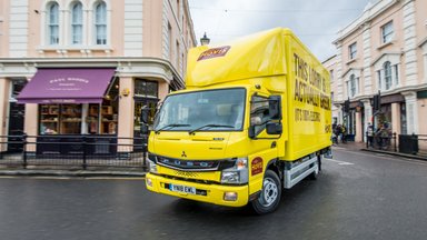 Daimler Trucks übergibt erste vollelektrische FUSO eCanter Lkw an Kunden in Großbritannien