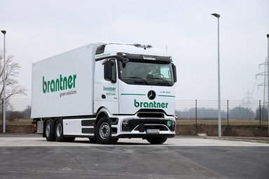 Starker Impuls für die Entsorgungslogistik: 13 eActros für Brantner green solutions in Österreich