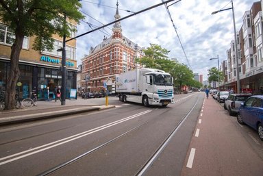 Startschuss für zweite Testphase mit weiteren Kunden: Mercedes-Benz eActros elektrifiziert Rotterdam und Den Haag bei Logistikdienstleister Simon Loos