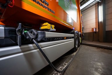 Morgens bleibt es leise in Karlsruhe – 18 neue batterieelektrische Mercedes-Benz eEconic für die Abfallentsorgung