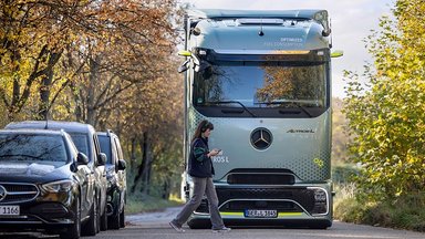 Sehen, wo der Mensch nicht hinsieht – Mercedes-Benz Trucks setzt auf intelligente Assistenzsysteme zum besseren Schutz von Radfahrenden und Fußgängern