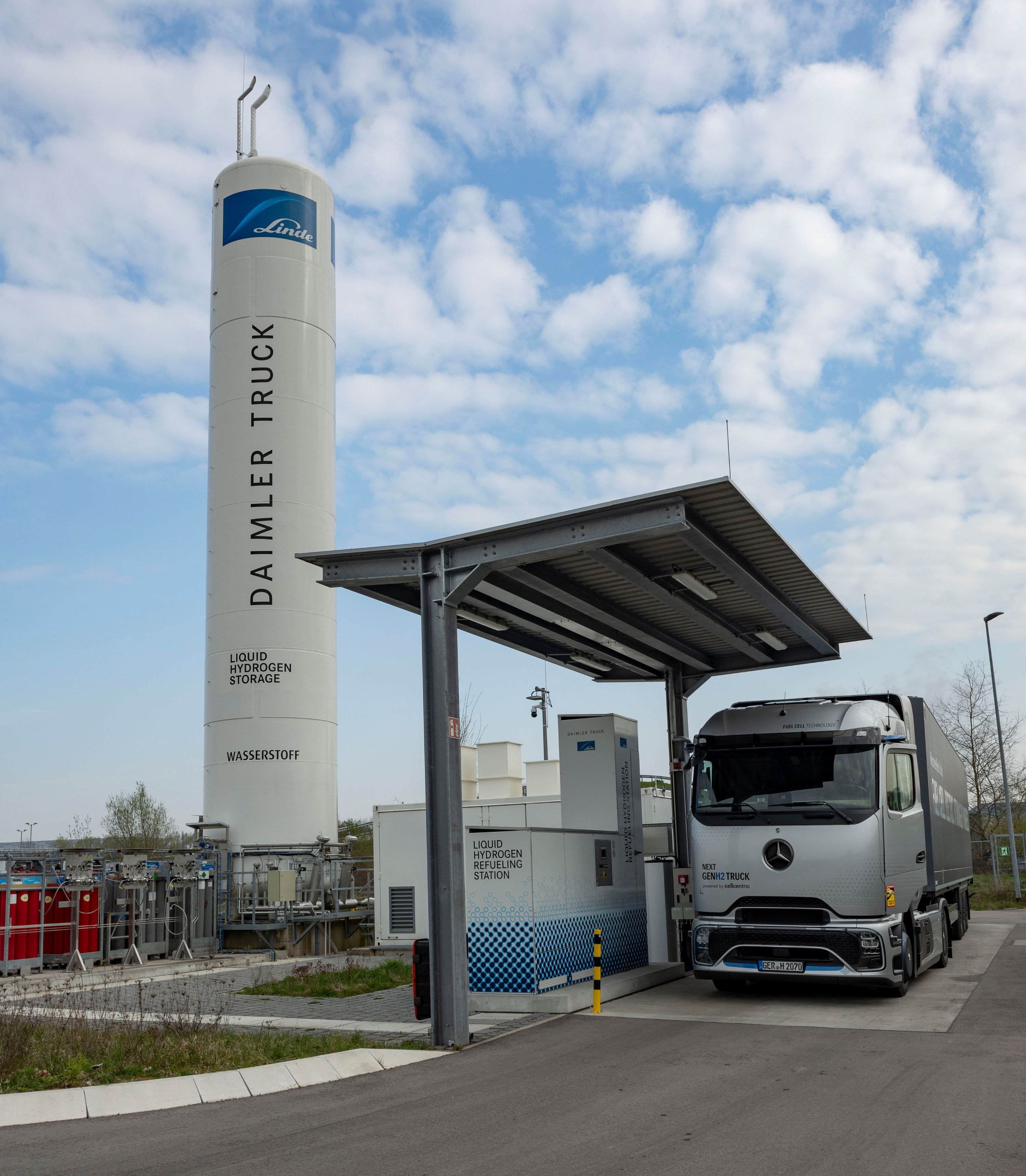 Mercedes-Benz NextGenH2 Truck steht an einer Wasserstoff-Tankstelle