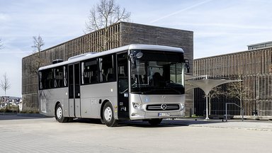 A double premiere: The compact Mercedes-Benz Intouro K hybrid inter-city bus 