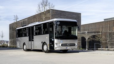 Doppelte Premiere: Der kompakte Überlandbus Mercedes-Benz Intouro K hybrid