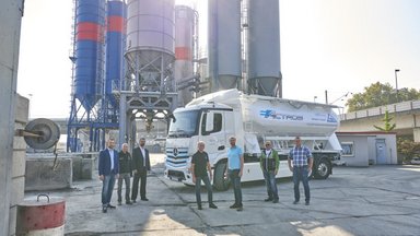 Praxistest des eActros startet in Mannheim: Mercedes-Benz Trucks übergibt Elektro-Lkw an TBS