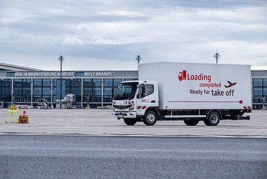 Ready for take off: Flughafen Berlin Brandenburg GmbH setzt auf vollelektrischen eCanter der Daimler Truck Marke FUSO