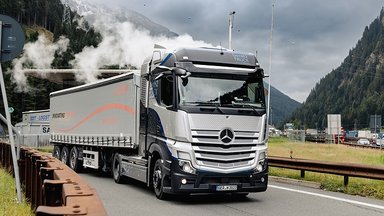 With hydrogen power across the Brenner Pass: Daimler Truck carries out first altitude tests with fuel-cell truck
