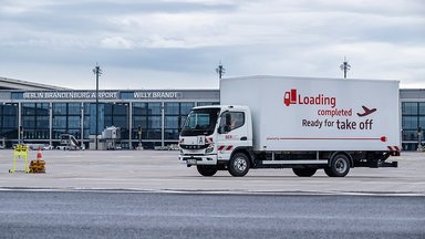 Ready for take off: Flughafen Berlin Brandenburg GmbH setzt auf vollelektrischen eCanter der Daimler Truck Marke FUSO