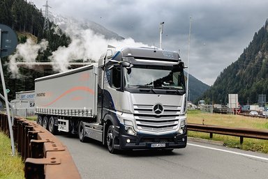 With hydrogen power across the Brenner Pass: Daimler Truck carries out first altitude tests with fuel-cell truck