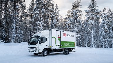 Eiskalt im Norden Finnlands: FUSO eCanter bei DB SCHENKER als einer von Daimler Trucks weltweit nördlichsten Elektro-Lkw im Einsatz