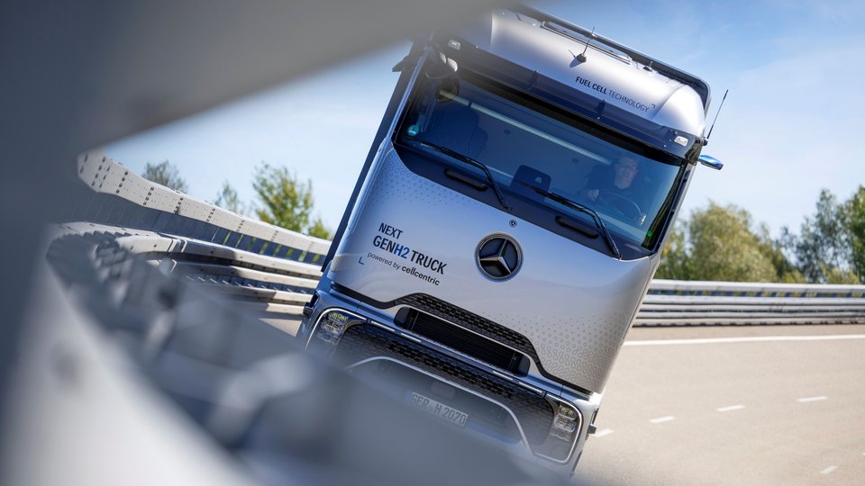 Mercedes-Benz NextGenH2 Truck in der Einfahrbahn