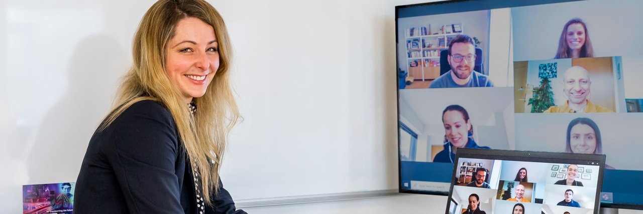 Jacqueline Hitzler works on strategies for autonomous driving and digital business models in a video conference with several participants on a laptop and screen.