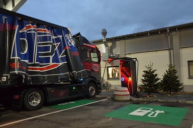 Daimler Truck baut halböffentliches Ladenetzwerk für Lkw auf – erste Pilotkunden erfolgreich gestartet