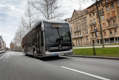 Der vollelektrisch angetriebene Stadtbus Mercedes-Benz eCitaro mit Batterien der neuesten Generation