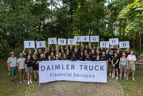 Social Day bei Daimler Truck Financial Services: Mitarbeitende verschönern den Gartenbereich am Immanuel-Grözinger-Haus 