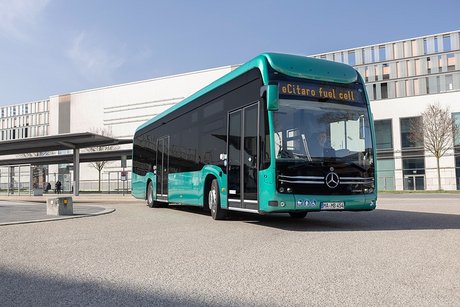 Maßstab für hohe Fahrgastkapazität und große Reichweite: Der vollelektrisch angetriebene Stadtbus eCitaro fuel cell von Mercedes--Benz mit Brennstoffzelle als Range Extender