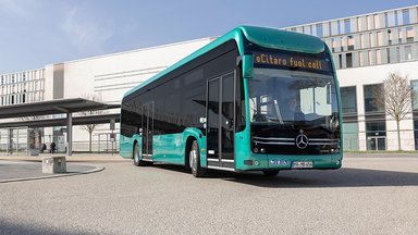 Maßstab für hohe Fahrgastkapazität und große Reichweite: Der vollelektrisch angetriebene Stadtbus eCitaro fuel cell von Mercedes--Benz mit Brennstoffzelle als Range Extender
