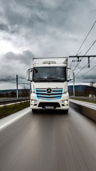 Geplanter Vergleich mit Oberleitungs-Lkw: batterieelektrischer Mercedes-Benz eActros fährt seit Januar auf zukünftiger Oberleitungsstrecke bis zu 300 km täglich