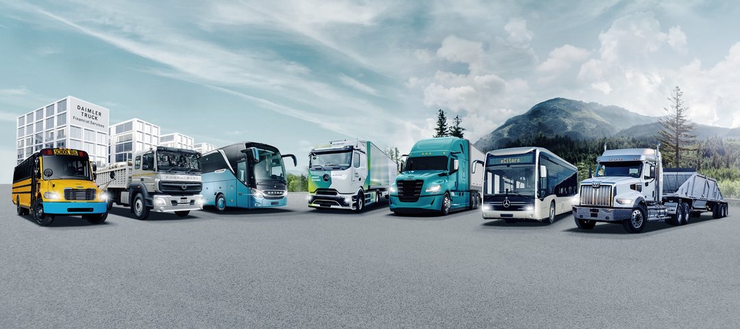 Daimler Truck Brand Range mit Financial Services vor Bergkulisse