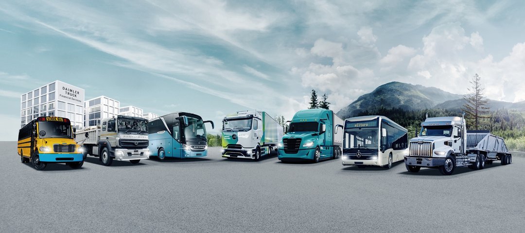Daimler Truck Brand Range mit Financial Services vor Bergkulisse